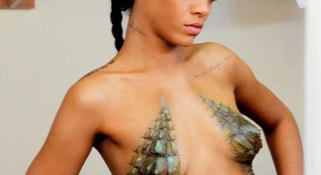 Rihanna gây sốc với ngực trần vẽ da cá sấu