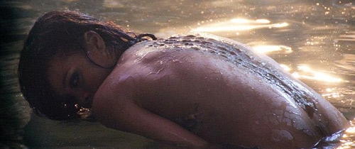 Rihanna gây sốc với ngực trân ve da cá sấu - 4