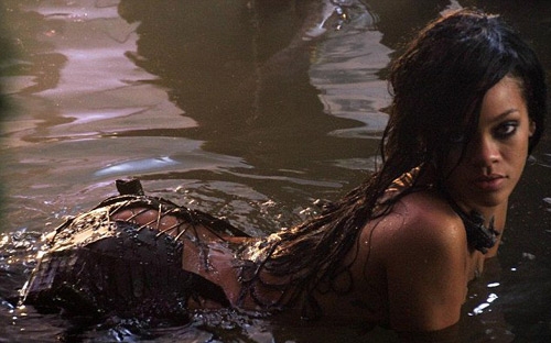 Rihanna gây sốc với ngực trân ve da cá sấu - 3